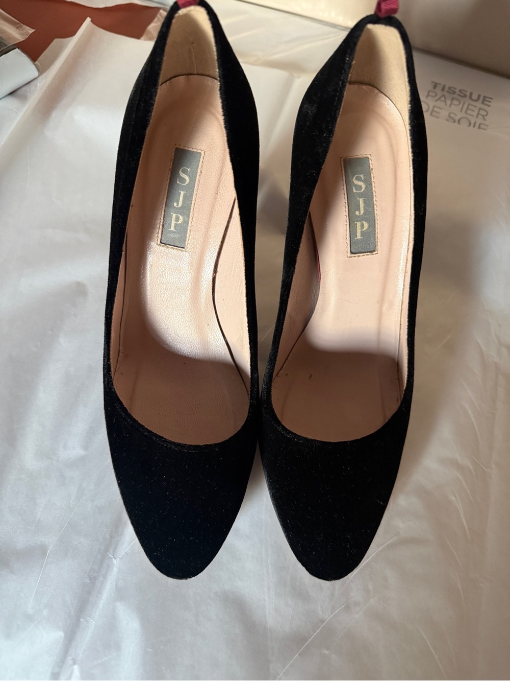 SJP by Sarah Jessica Parker black velvet pointed-toe pumps in size 39.